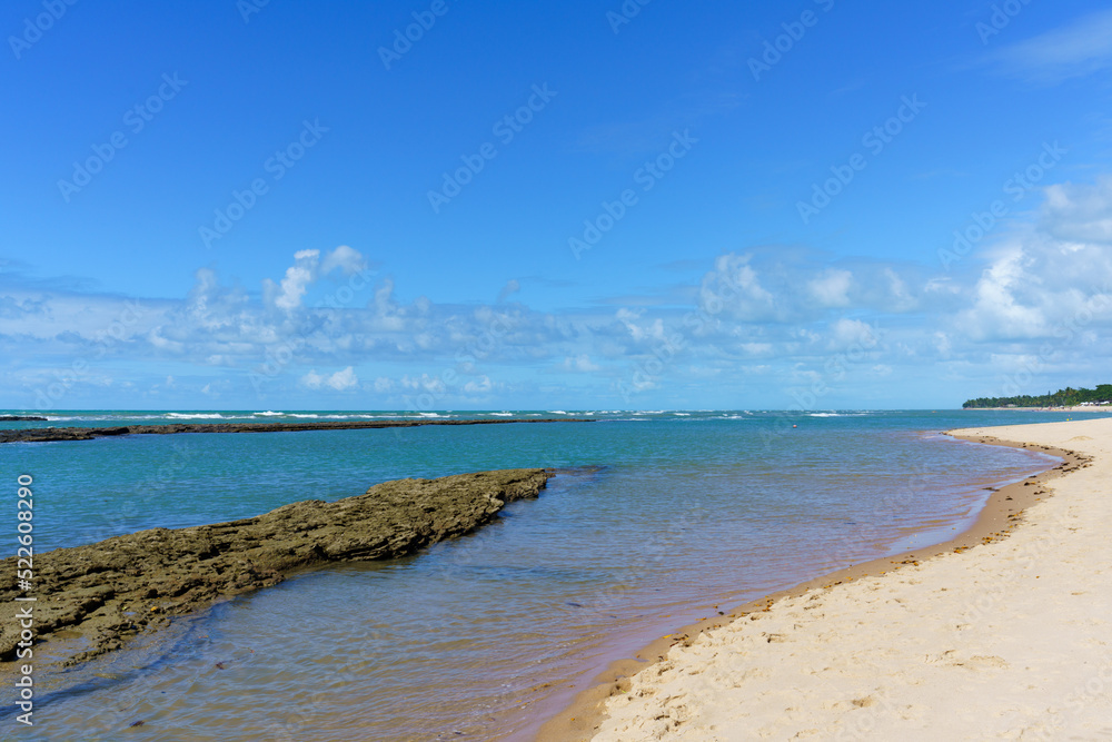 Paisagem da linda praia do Arraial da Ajuda, litoral da Bahia, Nordeste brasileiro. Cena de resort, cena de férias.
