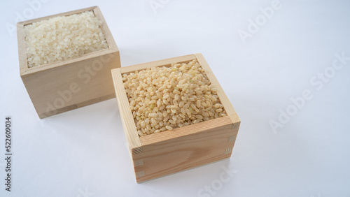 玄米と白米 © aomas