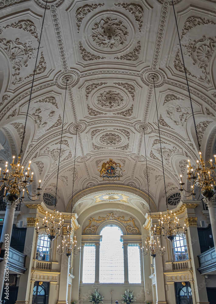 Obraz premium London, UK- July 4, 2022: Trafalgar Square. Inside St. Martin-in-the-fields church, White decorated ceiling above nave, golden trims and chandeliers. 