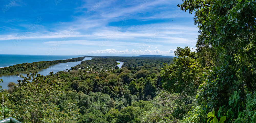 Paysage de Tortuguero, entre ciel, forêt et mer Paysage de Tortuguero, entre ciel, forêt et mer