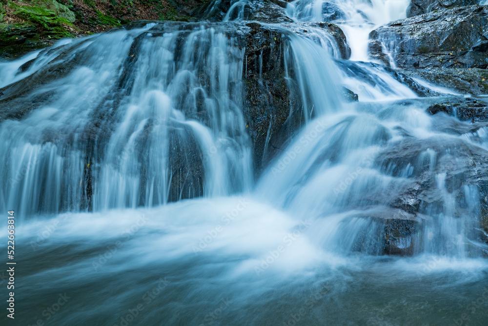 Obraz premium 岩を流れる清流 