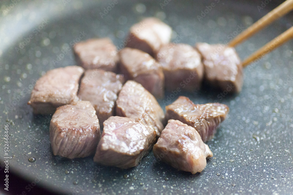 厨房でサイコロステーキを焼く 厨房でサイコロステーキを焼く