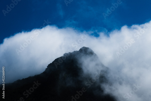雲をかぶる山