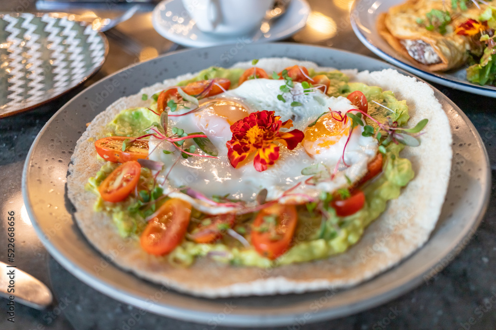 Avocado con casabe, tomate y especies verdes, toma cerrada de comida de alta mesa. Avocado con casabe, tomate y especies verdes, toma cerrada de comida de alta mesa.
