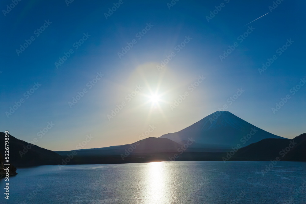 富士山と日の出の風景　山梨県本栖湖にて
