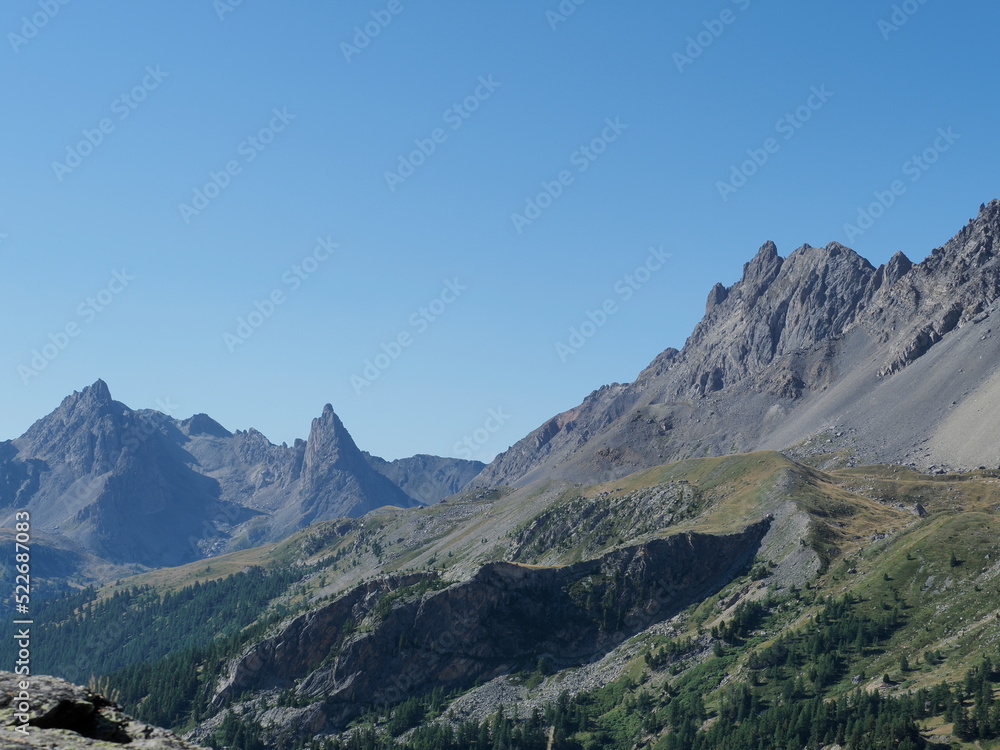 vallée de la clarée, dan les hautes alpes, en France, avec ses crêtes abruptes et acérées.