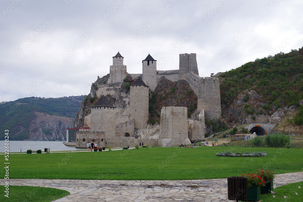 Forteresse de Dolubac - Serbie Forteresse de Dolubac - Serbie