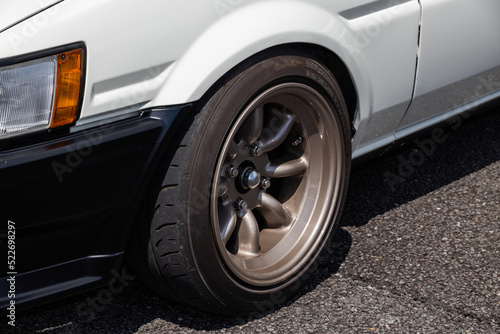 太いタイヤ　fat tires on modified cars © norikko