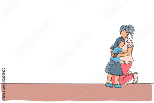 One continuous line drawing of young happy mommy hugging her lovely daughter full of warmth at home. Happy loving parenting family concept. Dynamic single line draw graphic design vector illustration