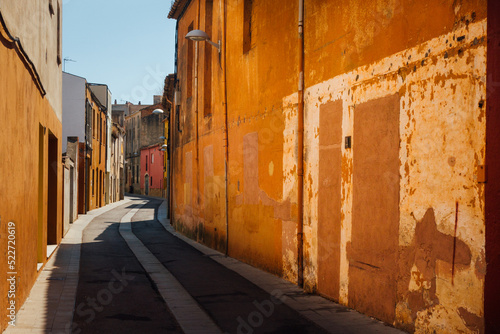 Des rues color  es en Espagne. Une rue avec des maisons jaunes et orange. Une rue traditionnelle en Espagne. Une rue    Palafrugell.
