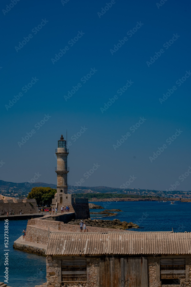 Griechische Hafenstadt mit Leuchtturm
