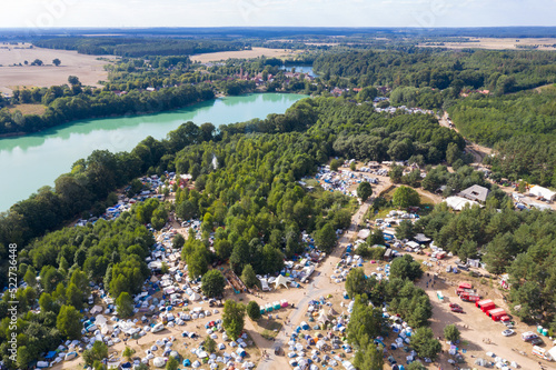 Camping im Wald, Luftaufnahme vom See und Wald in Garbicz, Polen, Europa © Jana Schönknecht