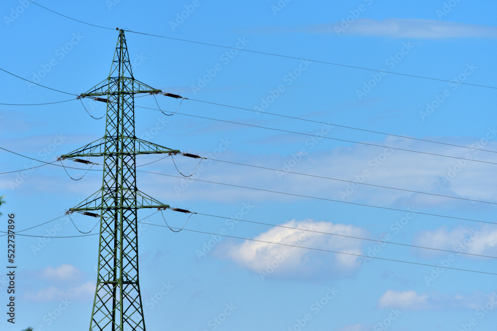 Hochspannungsmast mit Wolken und blauem Himmel Hochspannungsmast mit Wolken und blauem Himmel