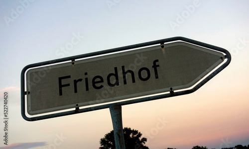 Friedhofsschild in der Natur