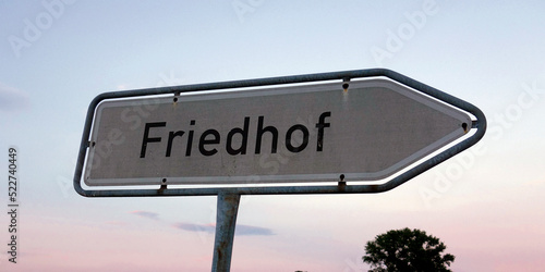 Friedhofsschild in der Natur