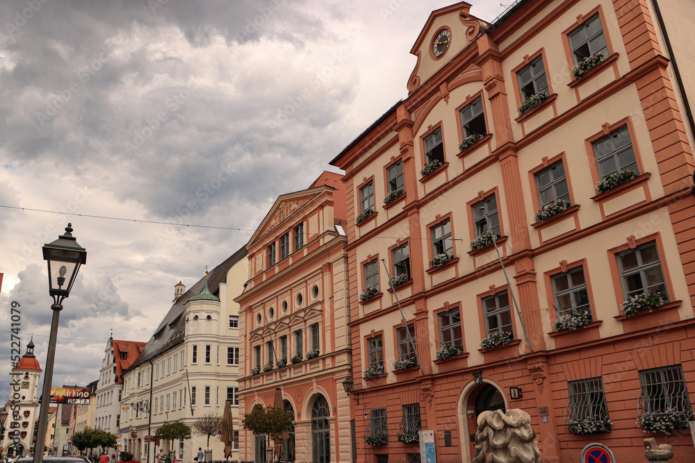 Dillingen an der Donau; Königstraße mit Mitteltor, Altem und Neuen Rathaus