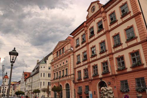 Obraz na płótnie Dillingen an der Donau; Königstraße mit Mitteltor, Altem und Neuen Rathaus w salonie