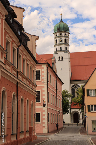Obraz na płótnie Dillingen an der Donau; Altstadtblick durch die Basilikastraße auf St. Peter w salonie