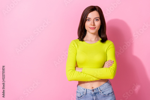 Foto Photo of cute adorable girl dressed lime shirt arms folded empty space isolated