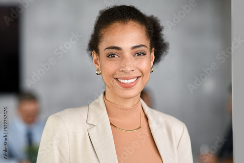 Foto Smiling young mixed race businesswoman at office