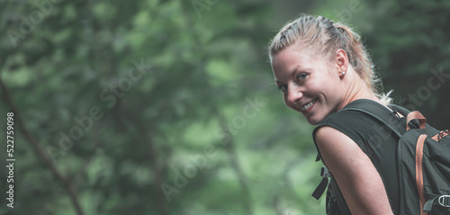 Fotografie The photo shows a blonde woman with her head turned to the camera