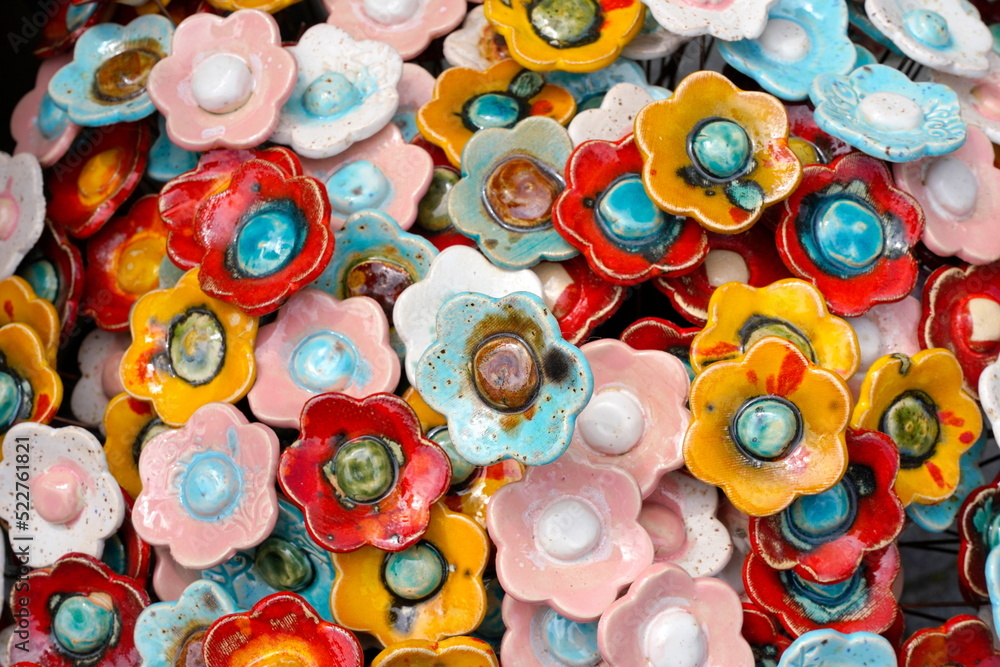 Bunte Keramikblumen