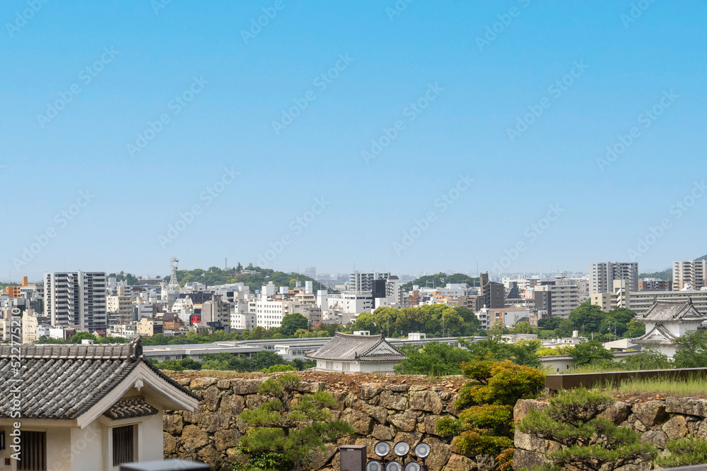 小高い国宝姫路城の公園から見る姫路の市街地風景