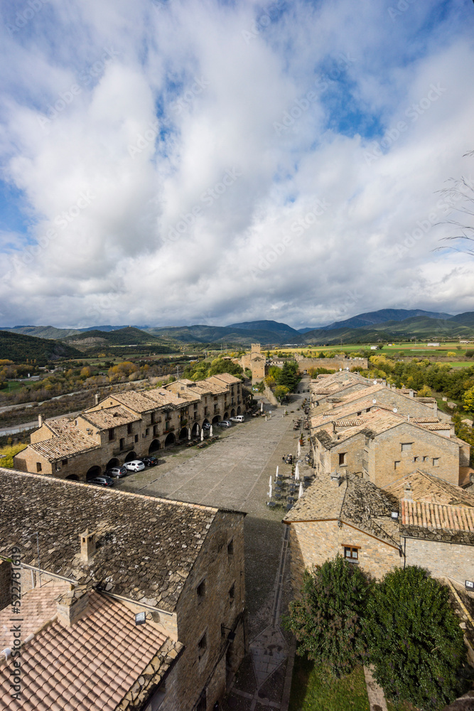 Fototapeta premium villa de Aínsa desde el campanario de Santa Maria, municipio de Aínsa-Sobrarbe, Provincia de Huesca, Comunidad Autónoma de Aragón, cordillera de los Pirineos, Spain, europe