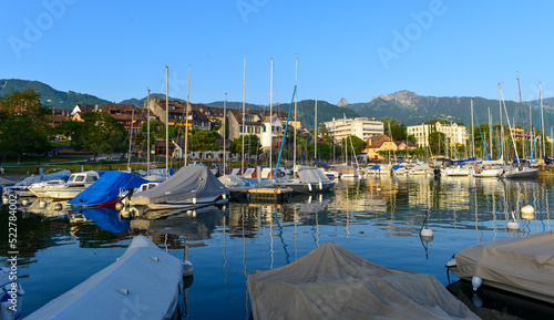 Yachthafen von La Tour-de-Peilz, Gemeinde im Distrikt Bezirk Riviera-Pays-d’Enhaut im Kanton Waadt (Schweiz)
