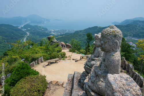 山頂から瀬戸内の海を眺める石仏たち © eddiemgg