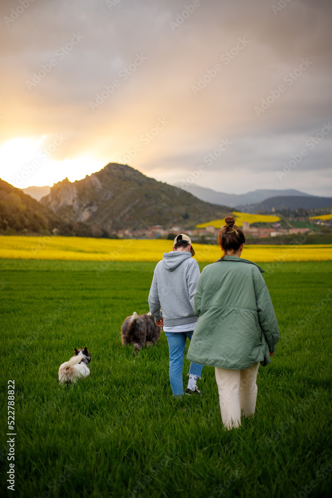 retrato de una pareja en la montaña con sus perros