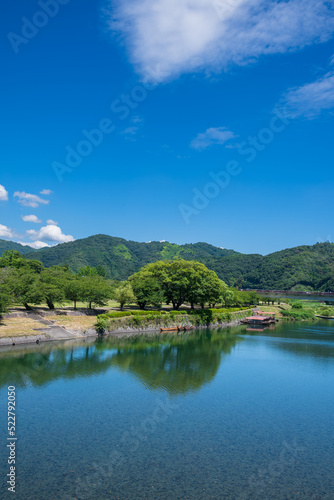 夏の大きな青空が清流錦川を青く染めている © eddiemgg