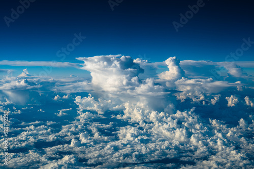 夏の雲海上空の積乱雲と青空