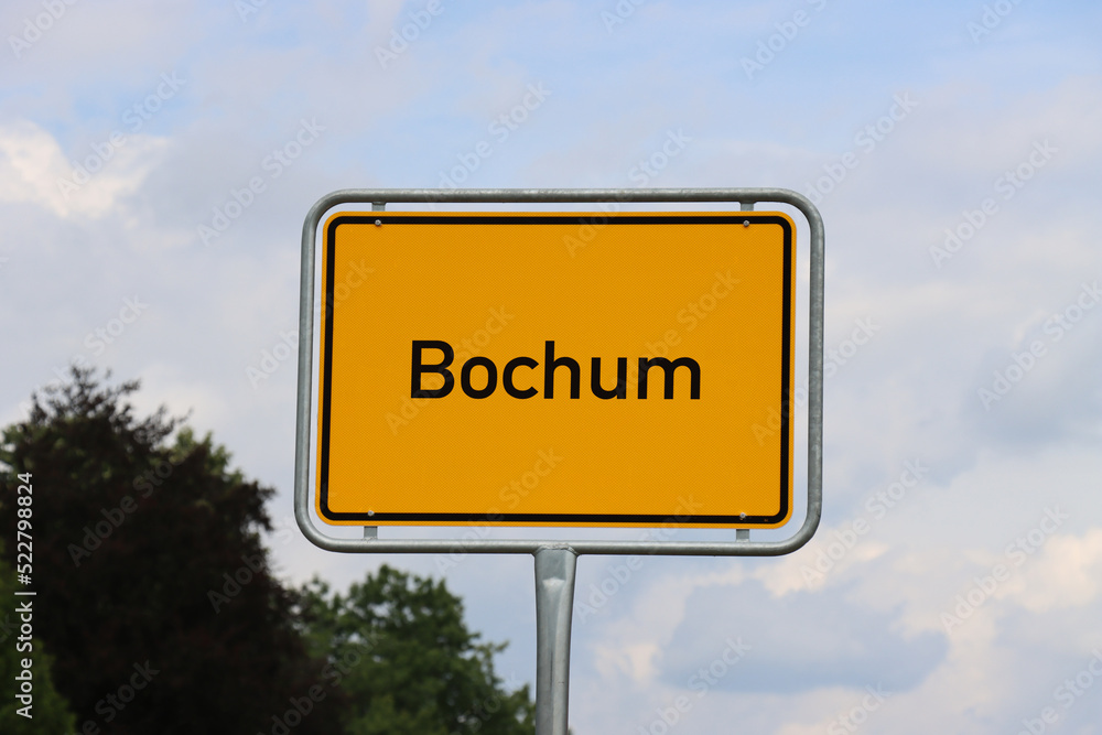 Ortsschild Bochum: Orangenes Schild am Ortseingang der Stadt Bochum 2022