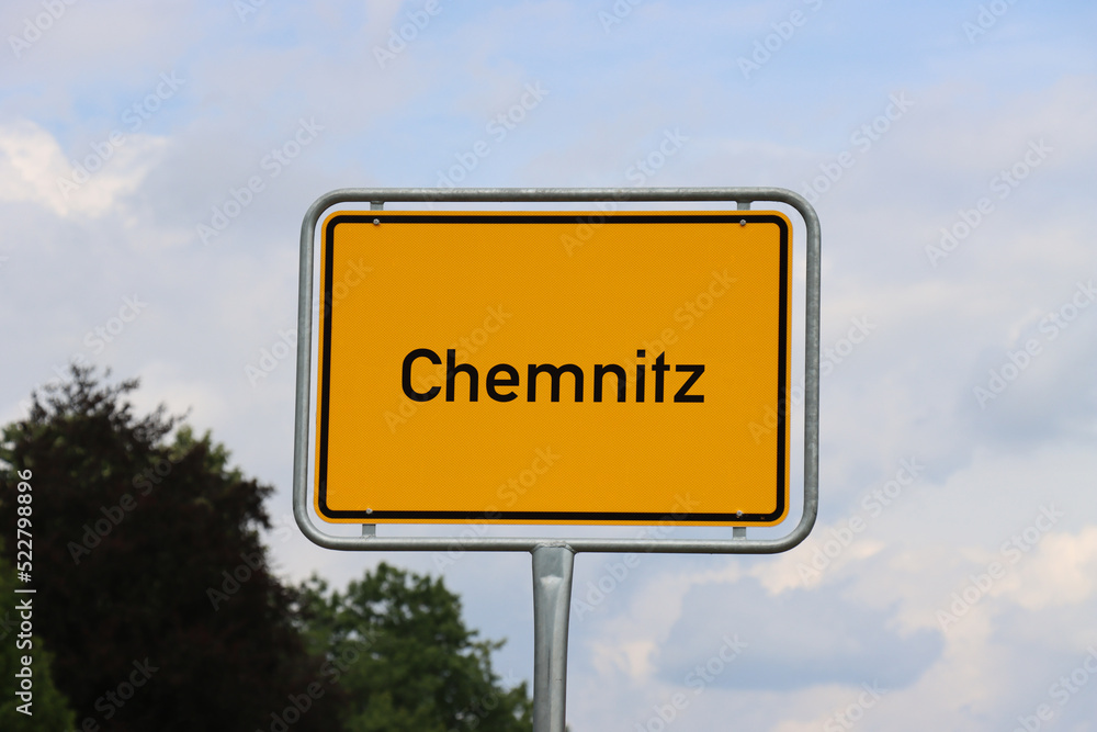 Ortsschild Chemnitz: Orangenes Schild am Ortseingang der Stadt Chemnitz 2022