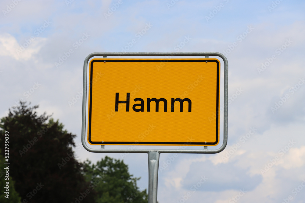 Ortsschild Hamm: Orangenes Schild am Ortseingang der Stadt Hamm 2022