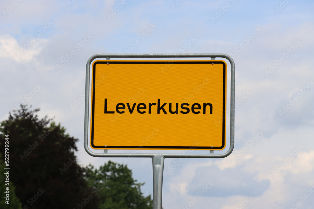 Ortsschild Leverkusen: Orangenes Schild am Ortseingang der Stadt Leverkusen 2022