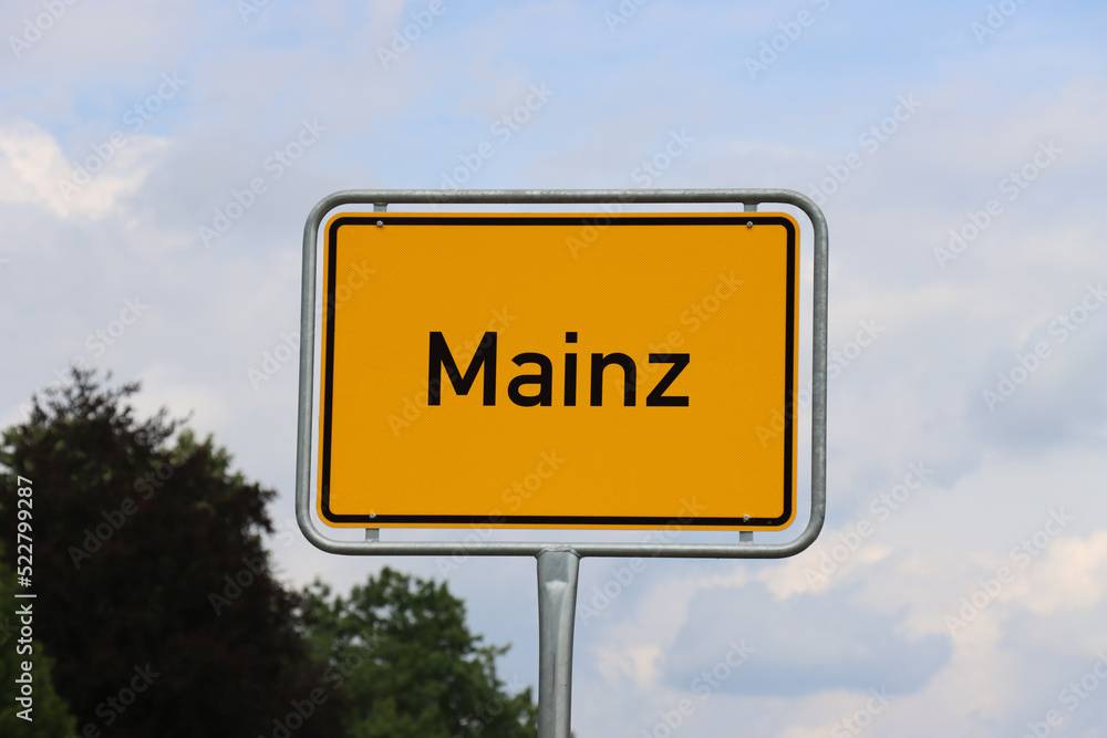 Ortsschild Mainz: Orangenes Schild am Ortseingang der Stadt Mainz 2022 Ortsschild Mainz: Orangenes Schild am Ortseingang der Stadt Mainz 2022