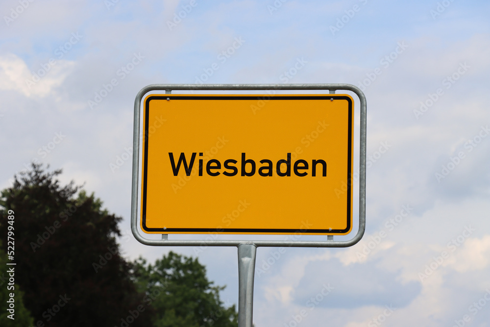 Ortsschild Wiesbaden: Orangenes Schild am Ortseingang der Stadt Wiesbaden 2022