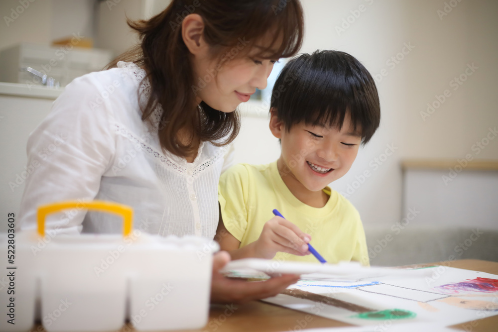 絵を描く親子 絵を描く親子