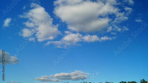  облака на фоне голубого неба.летний фон