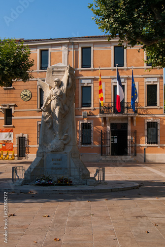 Monument de la mairie de TRETS (Bouche-du-Rhône)