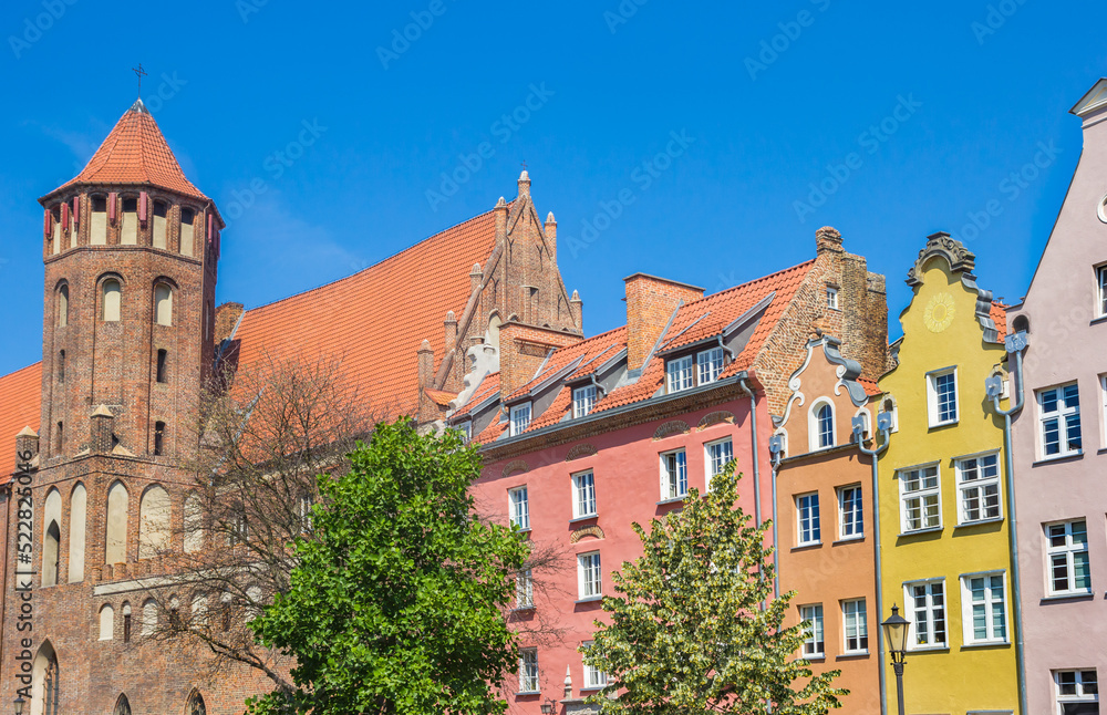 Obraz premium Tower of the Mikolaja church and colorful houses in Gdansk, Poland