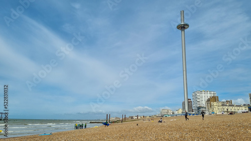 Praia de Brighton com a Torre i360, na beira da praia.