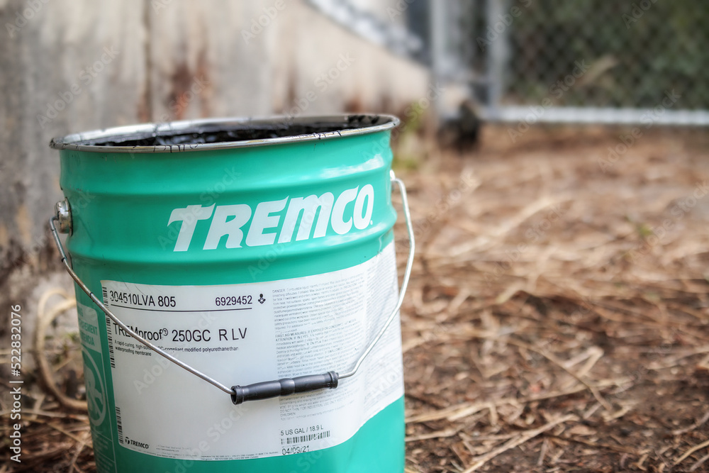 Foto de Large bucket of waterproofing membrane. Polymethyl methacrylate ...