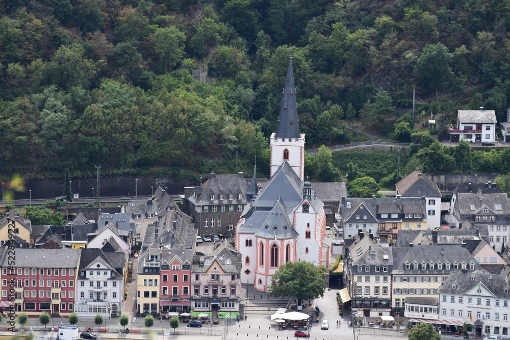 Naklejka premium Sakt Goar, Promenade um die weiße Kirche