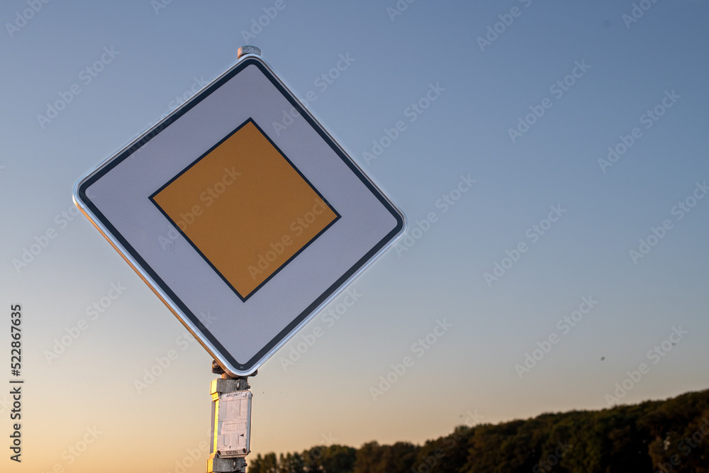 Vorfahrt Straßenschild im Straßenverkehr Vorfahrt Straßenschild im Straßenverkehr