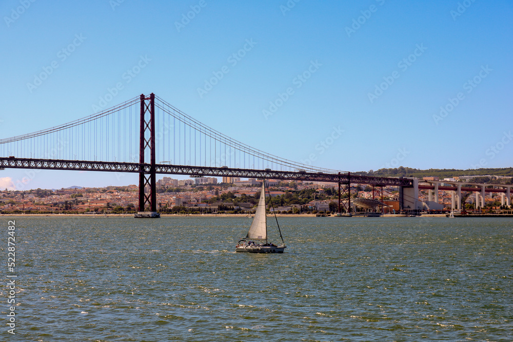 Naklejka premium Ponte 25 de Abril Sobre o Tejo visto de Almada. Lisboa. 