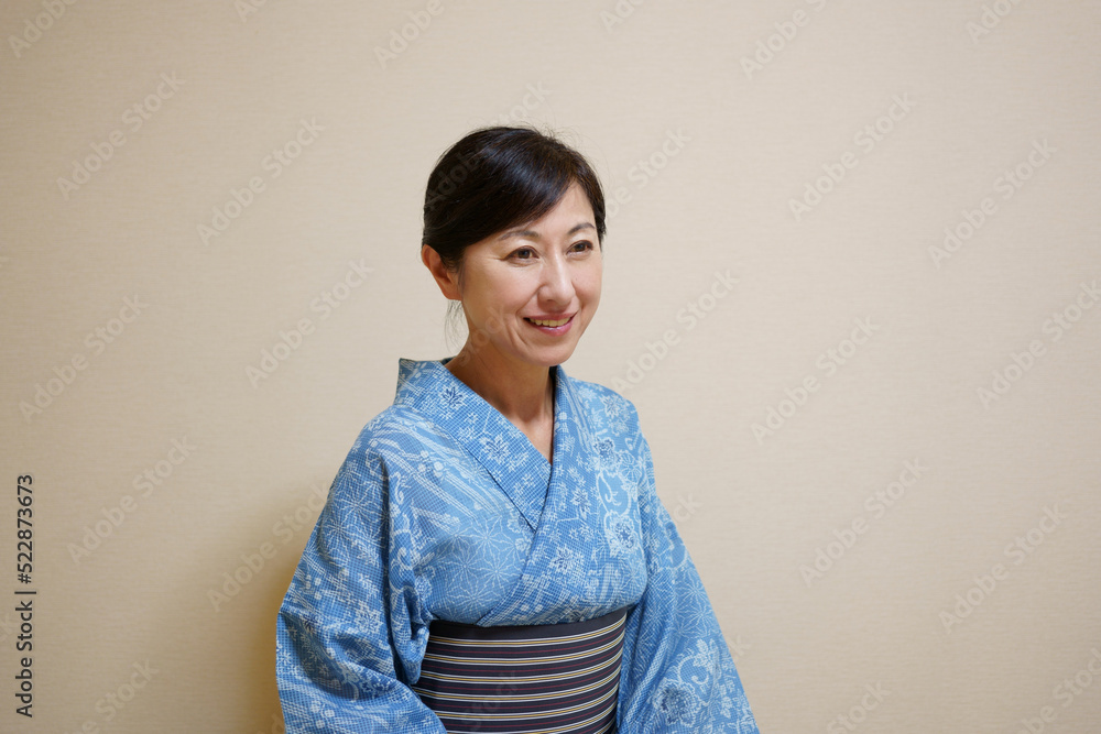 浴衣(高級浴衣の絹紅梅)を着た中年女性 半襟なしのカジュアルな着こなし 浴衣(高級浴衣の絹紅梅)を着た中年女性 半襟なしのカジュアルな着こなし