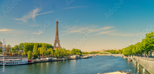 Tour Eiffel vista dalla Senna photo